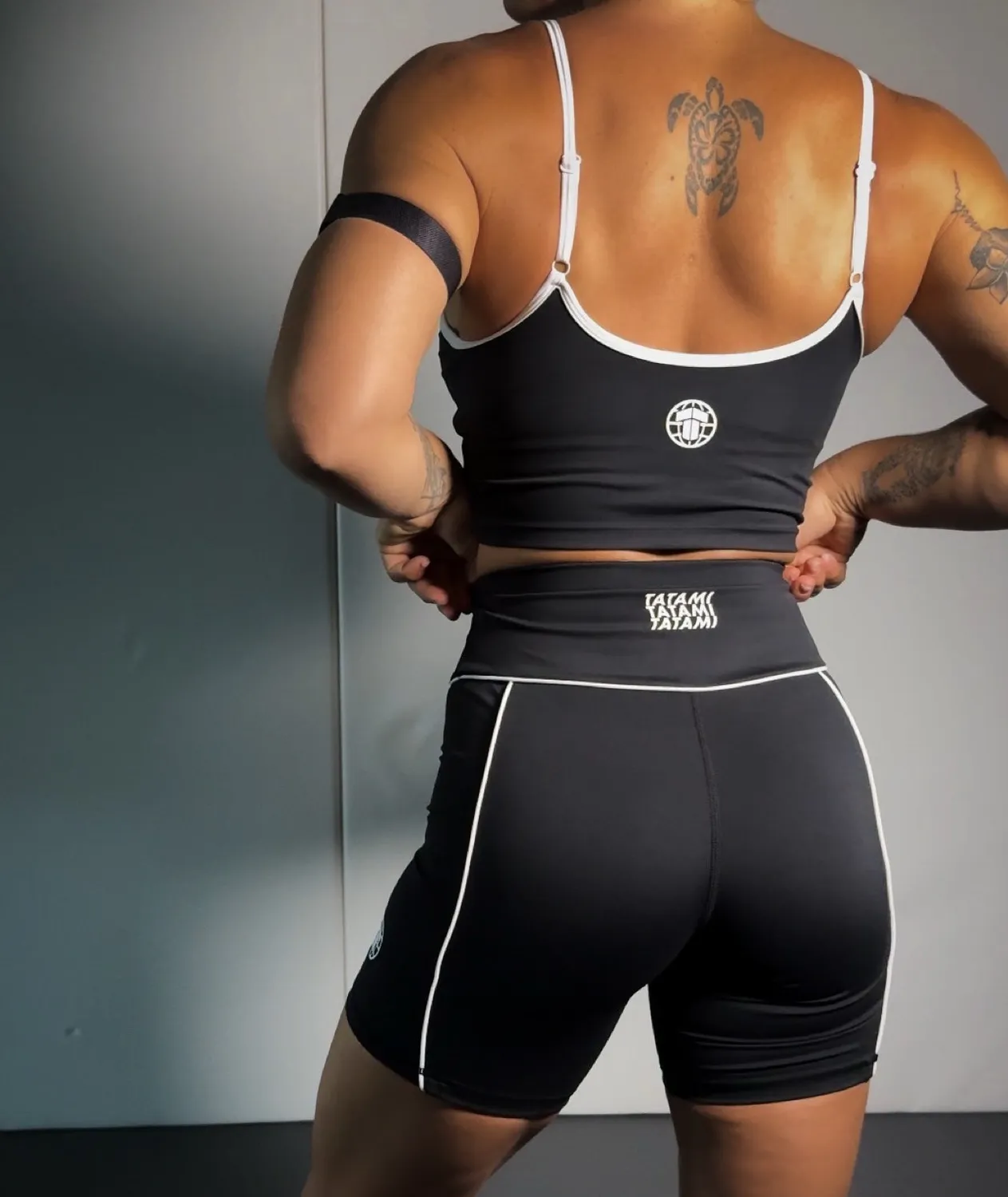 Tatami Fightwear Contour canotta fitness donna nera con reggiseno