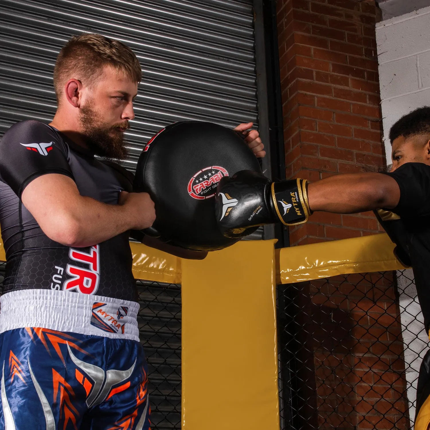 Farabi Sports Round colpitori boxe pelle nera 7 strati