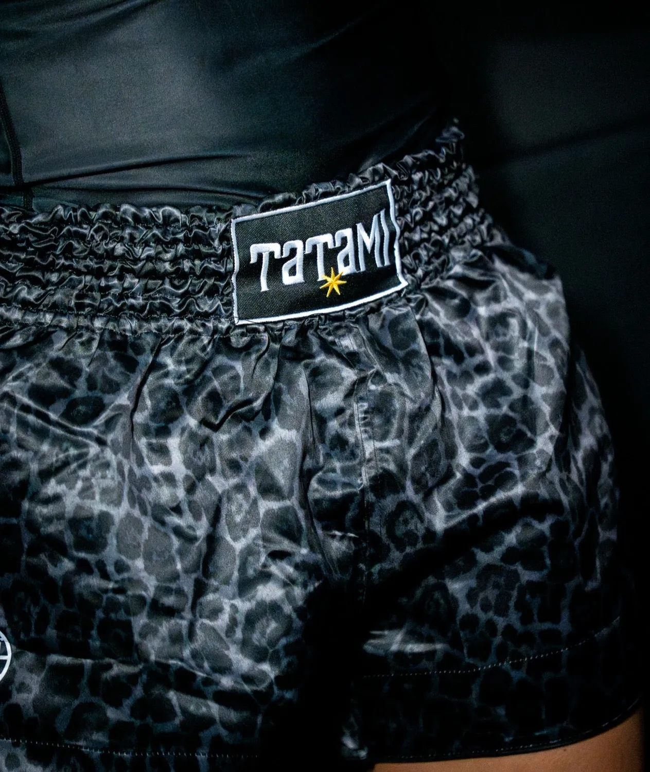 Tatami Muay Thai shorts thai nero leopardati elastici